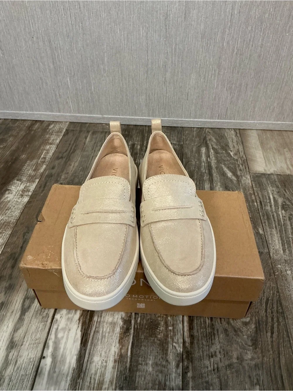 Vionic Women's Shimmery Beige Penny Loafer Size 8W